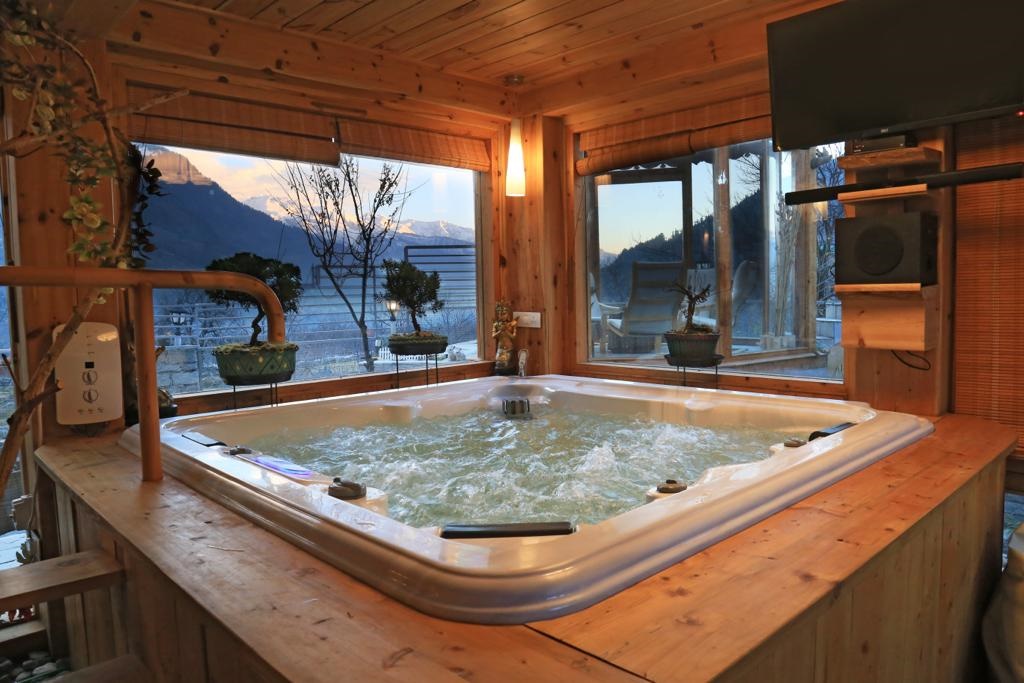 Big jacuzzi facing snowcapped mountains in manali