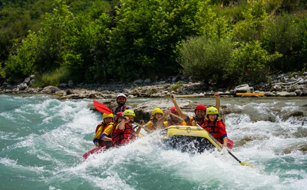 river rafting in rishikesh rapids
