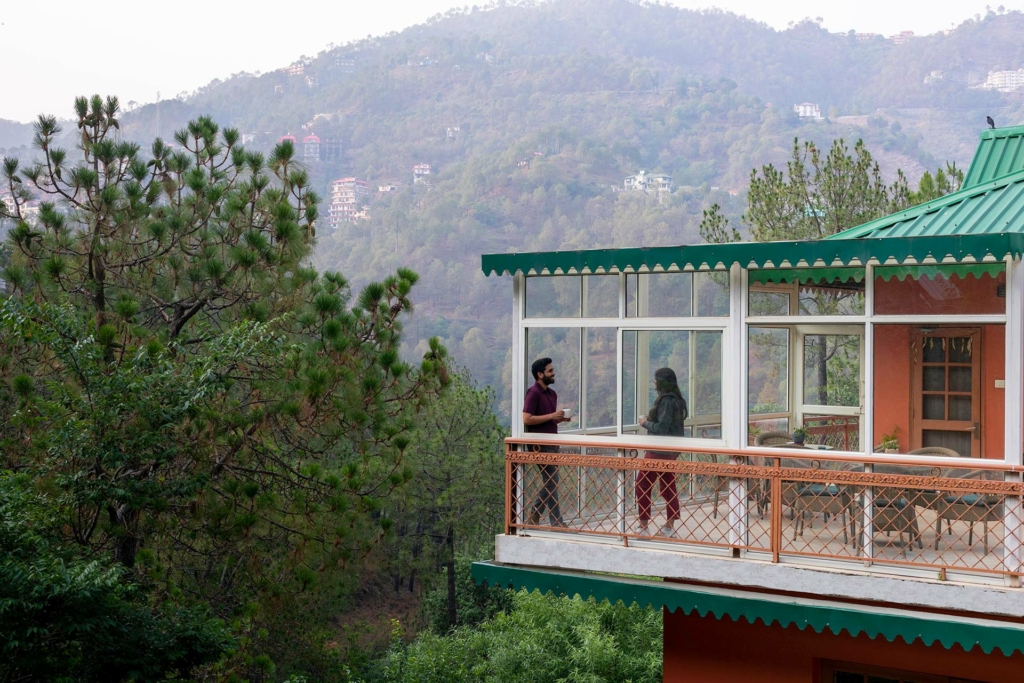 homestays in kasauli with mountain views
