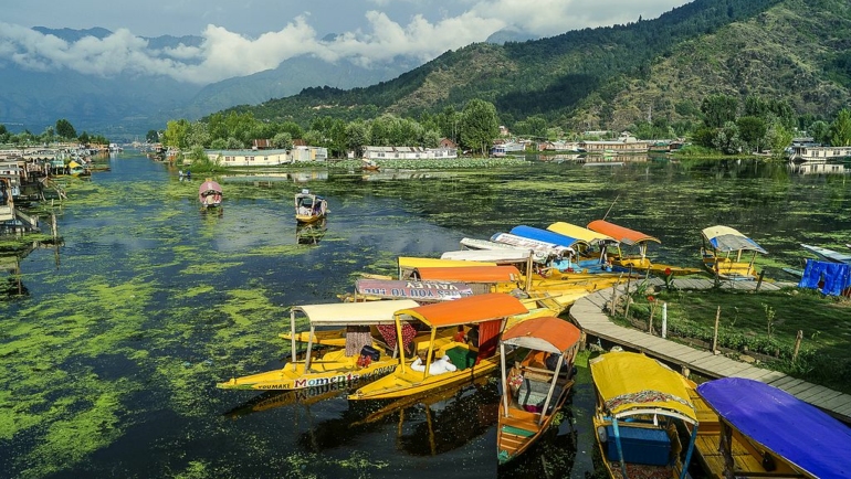 boathouse in srinagar