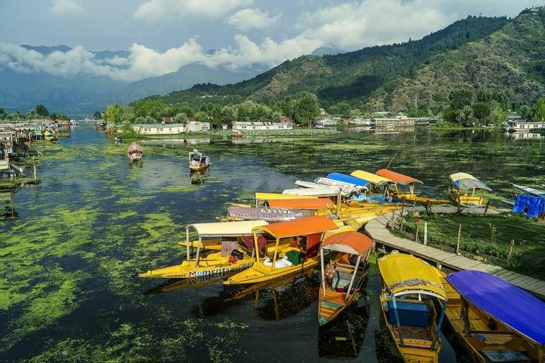 boathouse in srinagar