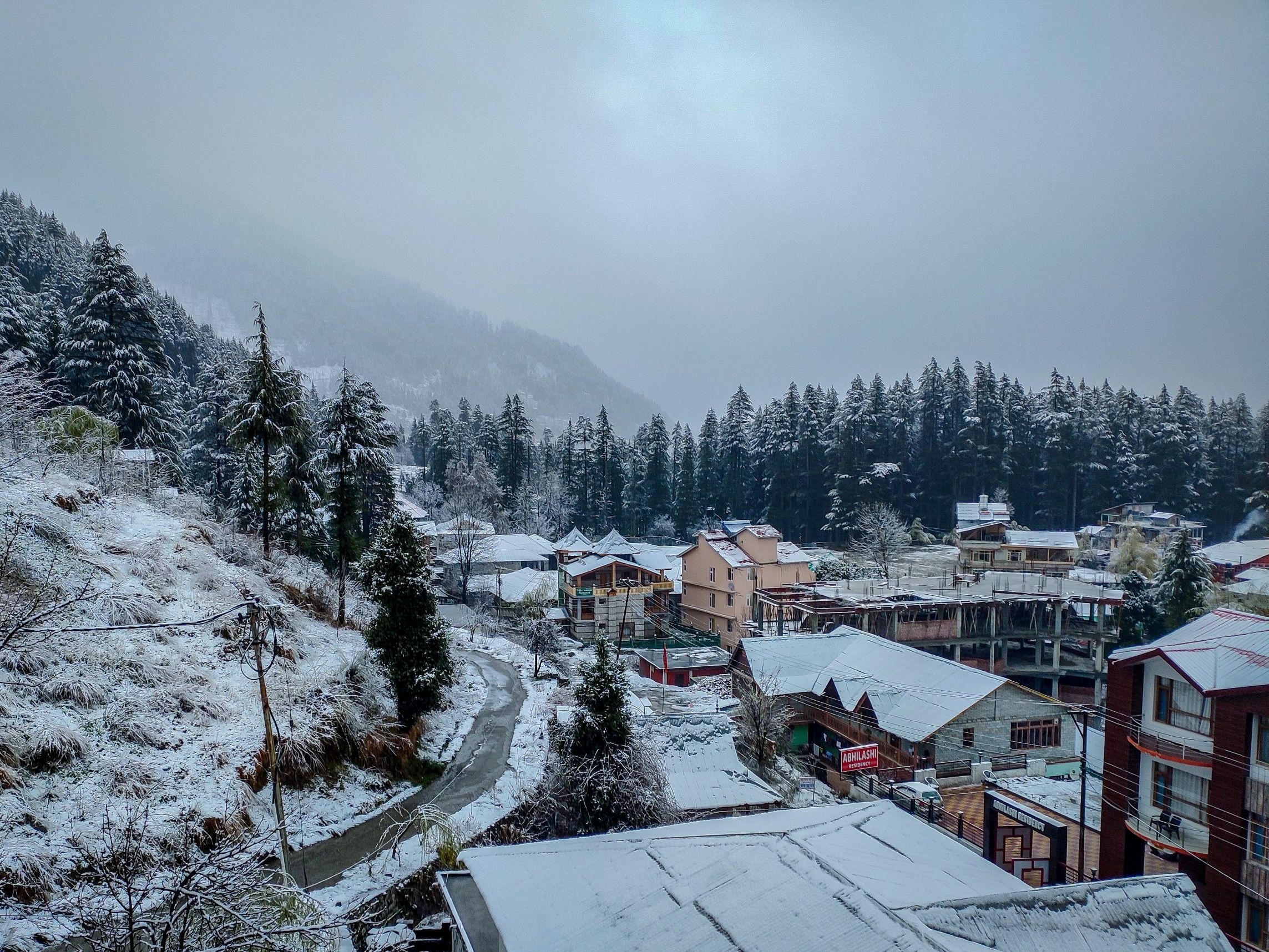 Visiting Shimla in December is the best place to visit in India in December
PC: Shuvo via Pixahive
https://pixahive.com/photo/a-hill-town-covered-with-snow/