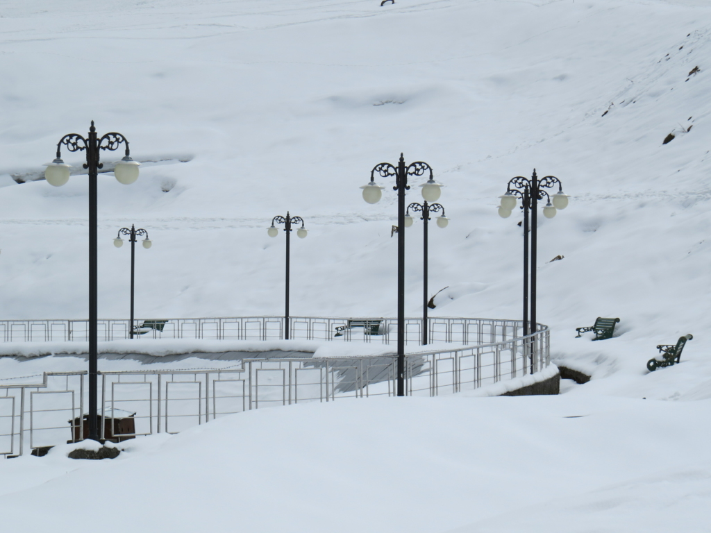 Frozen lake in Auli, A must visit place during November December winter vacation