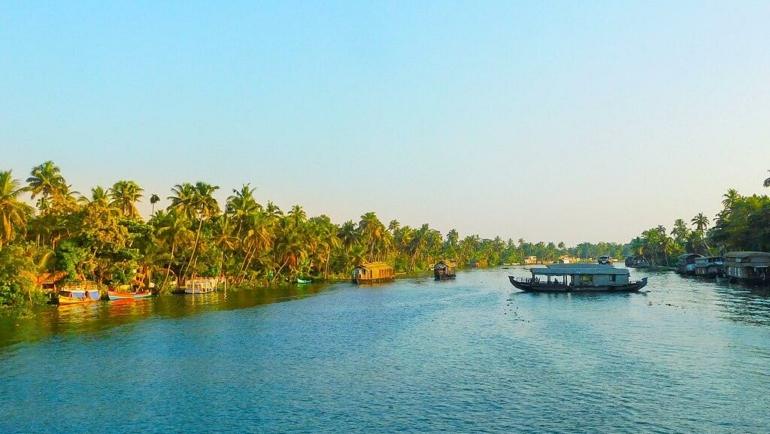 Places to visit in Kerala Things to do in Kerala Alleppey vs Kumarakom Alleppey tourism Kumarakom tourism Kerela tourism Kerala backwaters Houseboats in Kerala