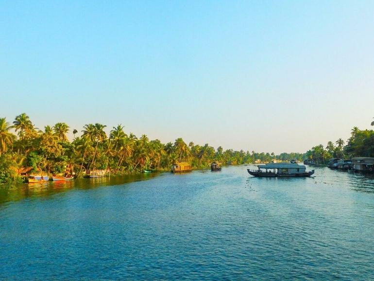 Places to visit in Kerala Things to do in Kerala Alleppey vs Kumarakom Alleppey tourism Kumarakom tourism Kerela tourism Kerala backwaters Houseboats in Kerala