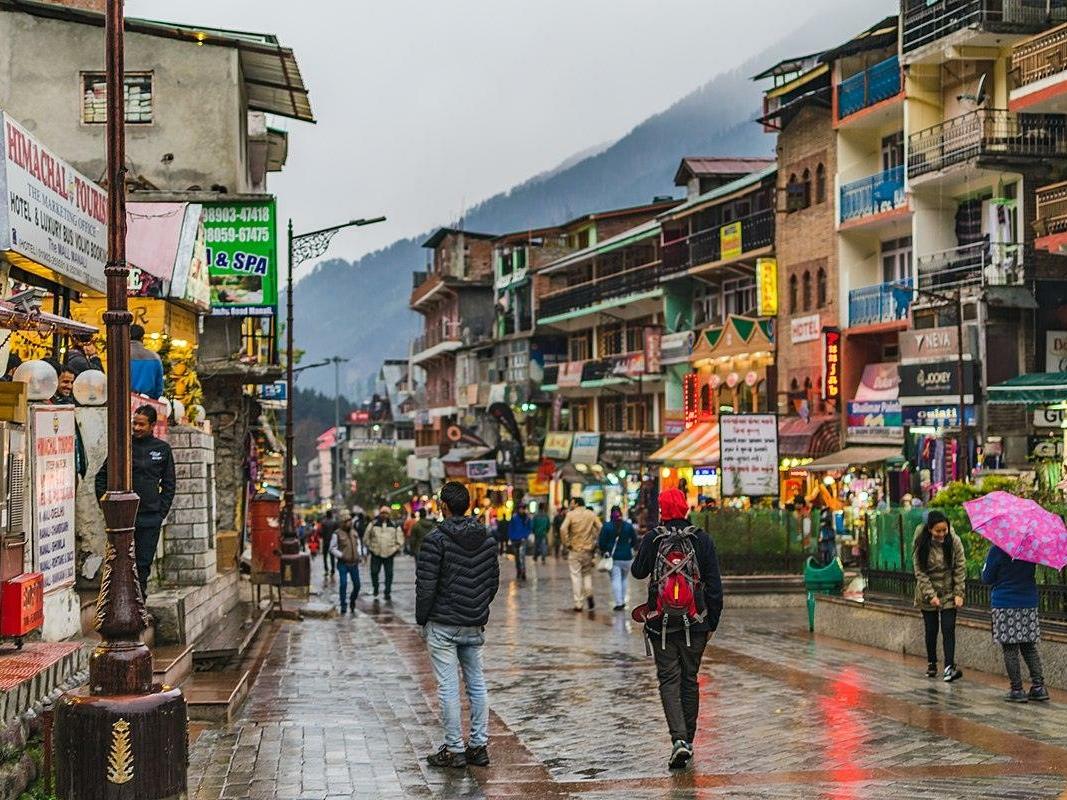 Mall road in Manali