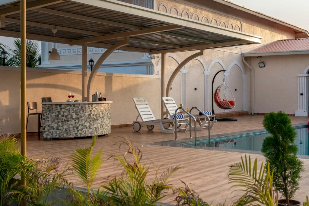 Large pool with family this summer