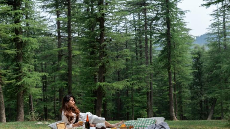 enjoying outdoor picnic in your trip to manali in summer