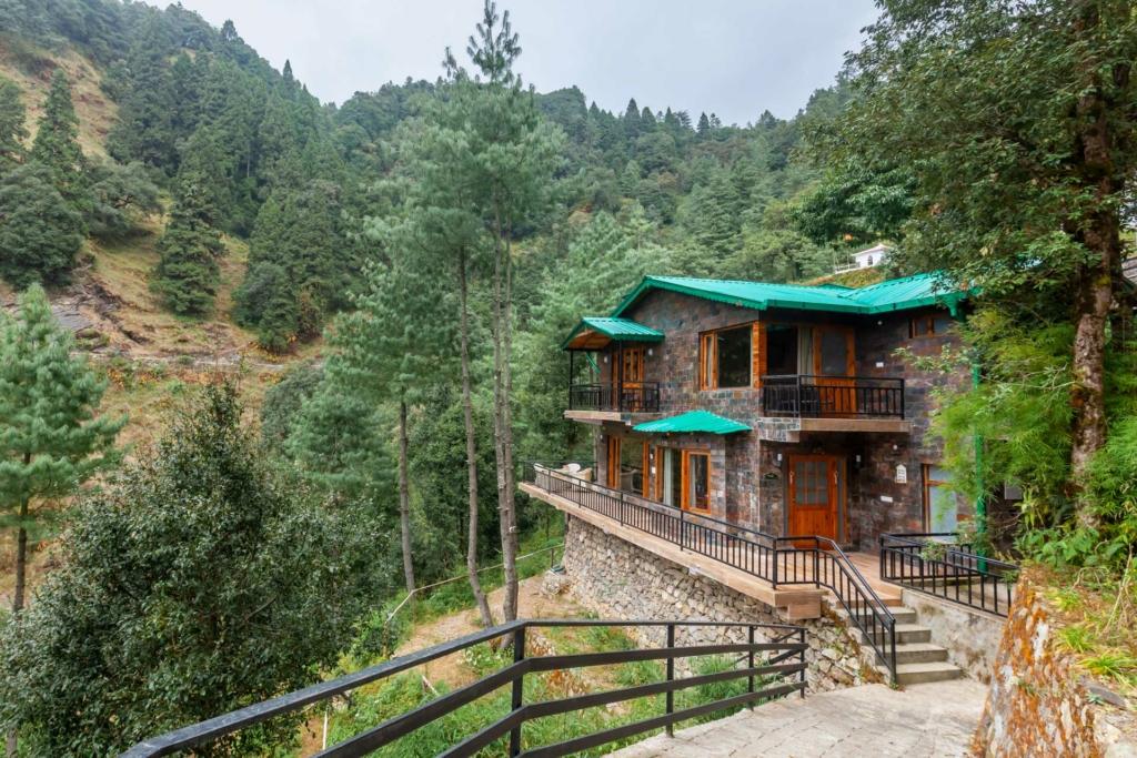 A getaway in the hills this summer for the best mountain views near Delhi