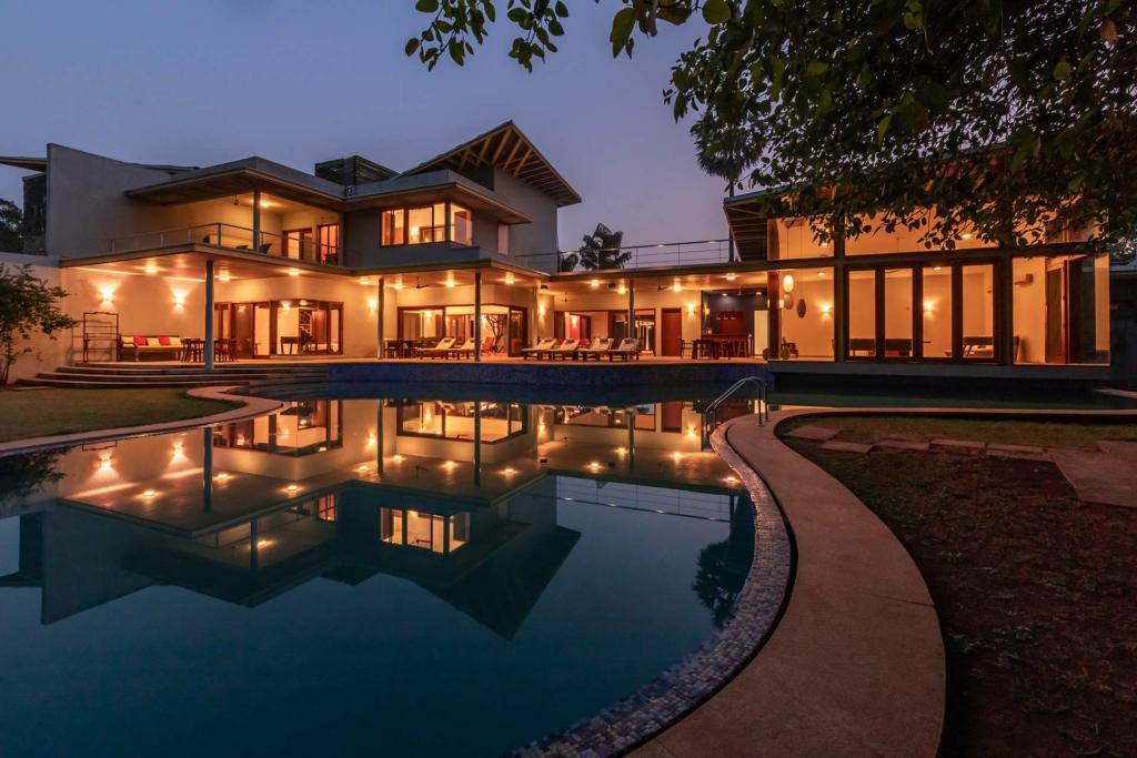 Villa with private pool in Alibaug