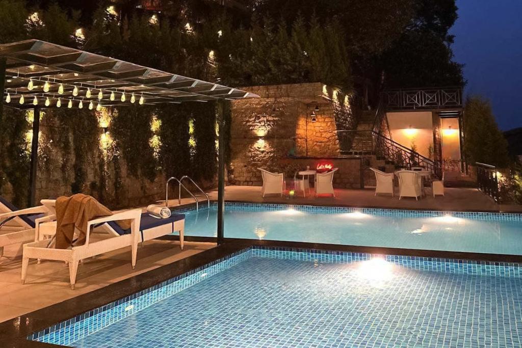 Mountain Villa Getaways with a pool