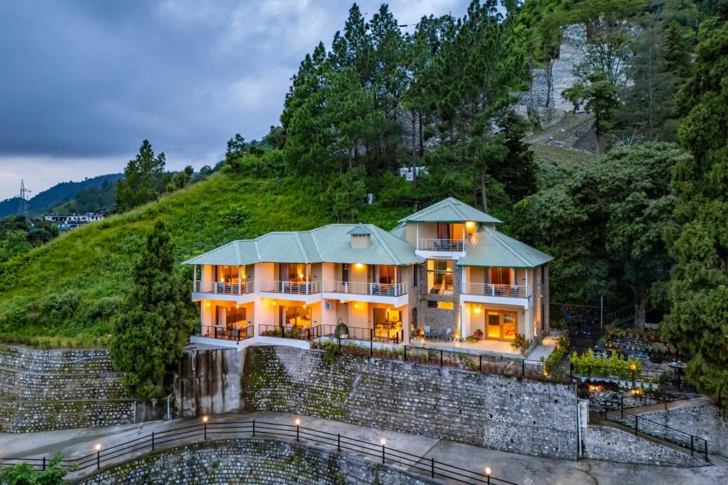 A luxury Getaway in the Hills Near Delhi