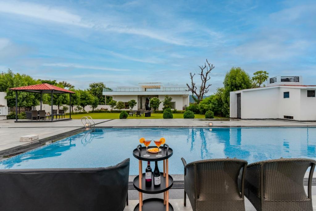 book villas in udaipur in july