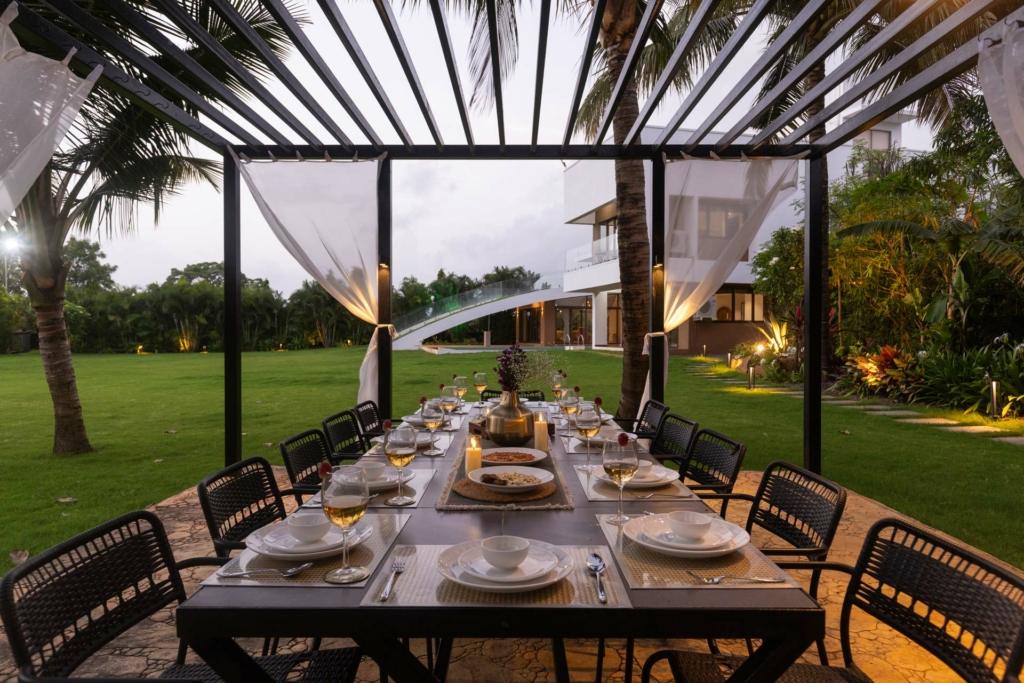 sit down dinner at villa in alibaug for celebrations