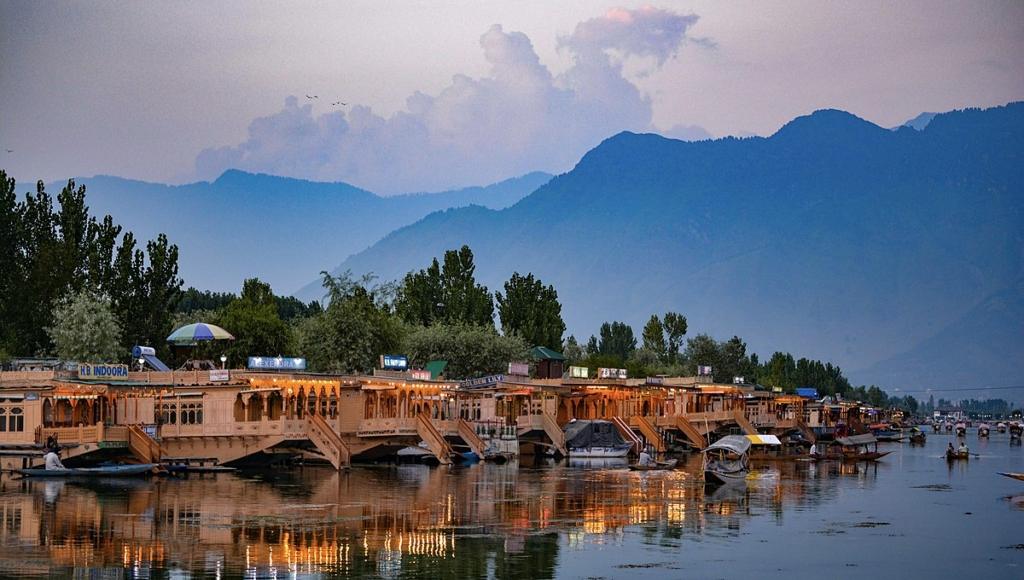 shikara rides in dal lake