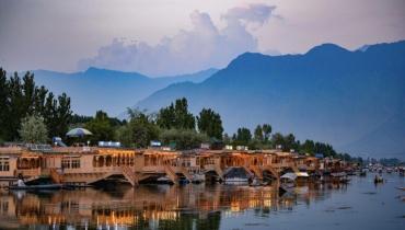 shikara rides in dal lake