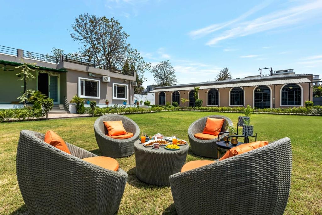 stay in Varanasi at Arcadian Manor 