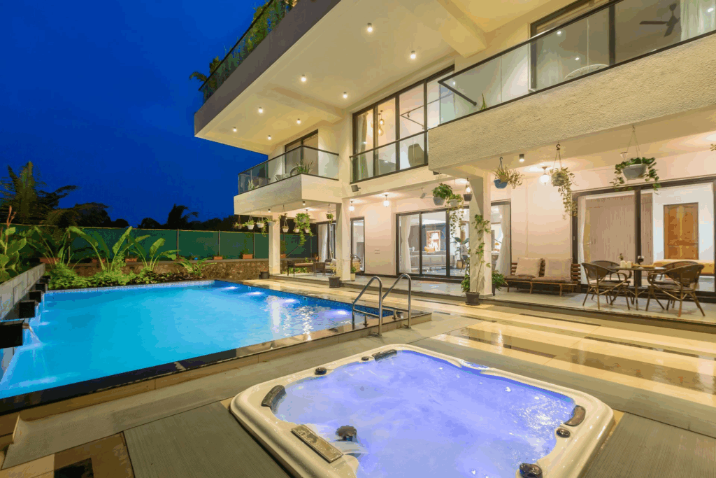 Villa Sereno: A villa in Alibaug with a private pool