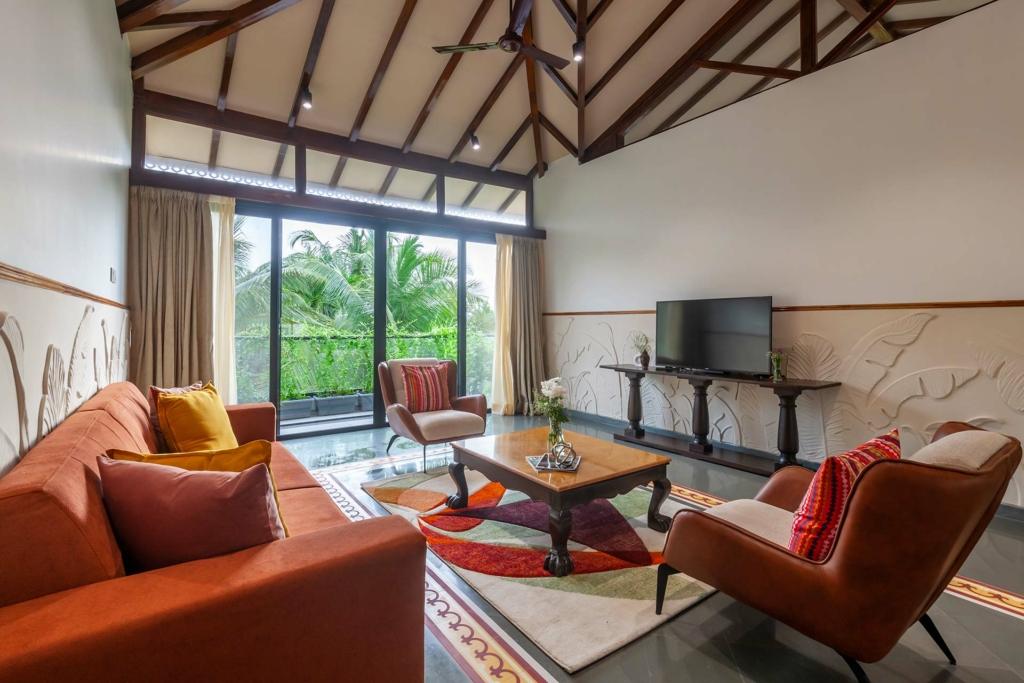 Villa Sereno: A villa in Alibaug with a private pool
