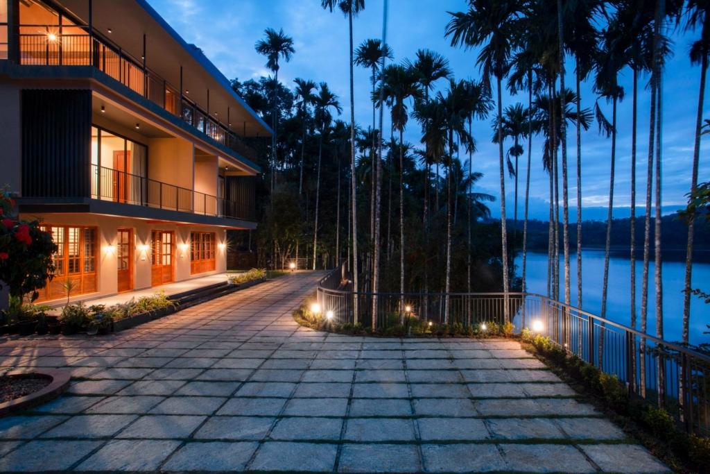 backwater stays in alleppey