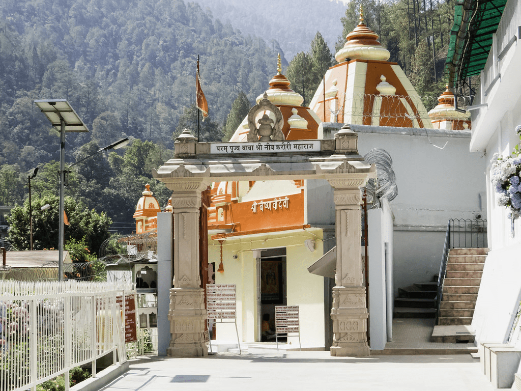 Kainchi Dham entrance opening at 7 AM during winter season in December–January.