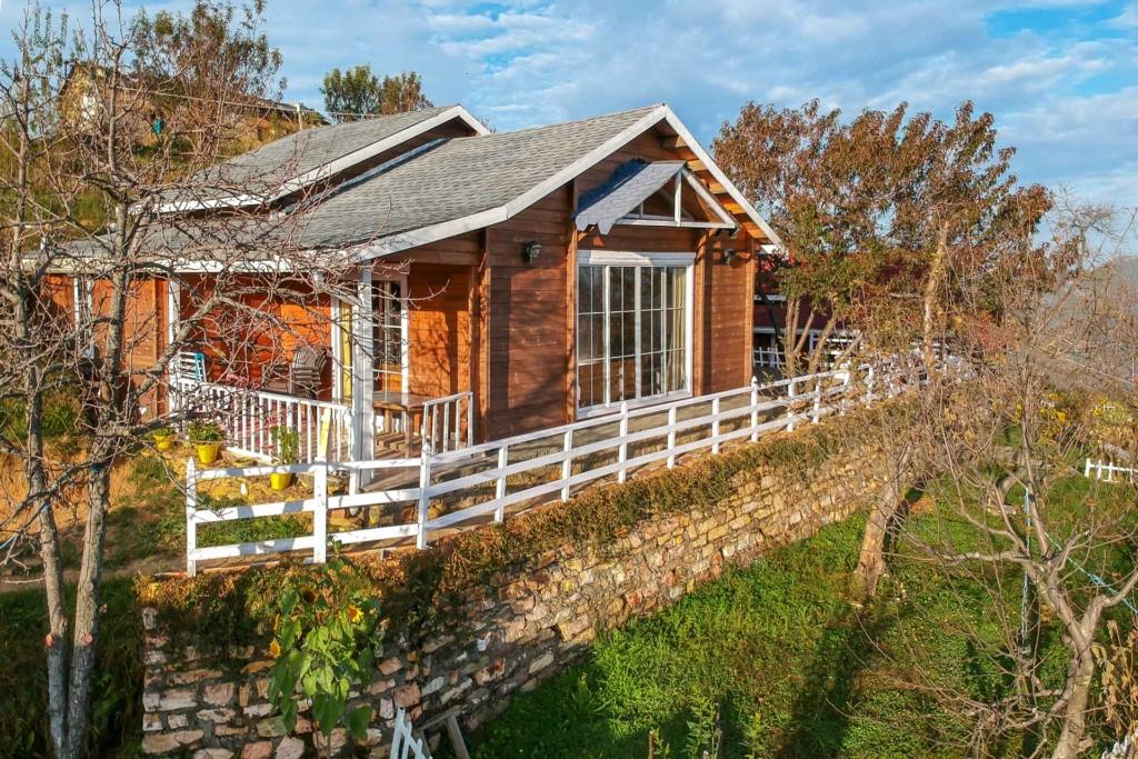 wooden cottages in nainital near mall road