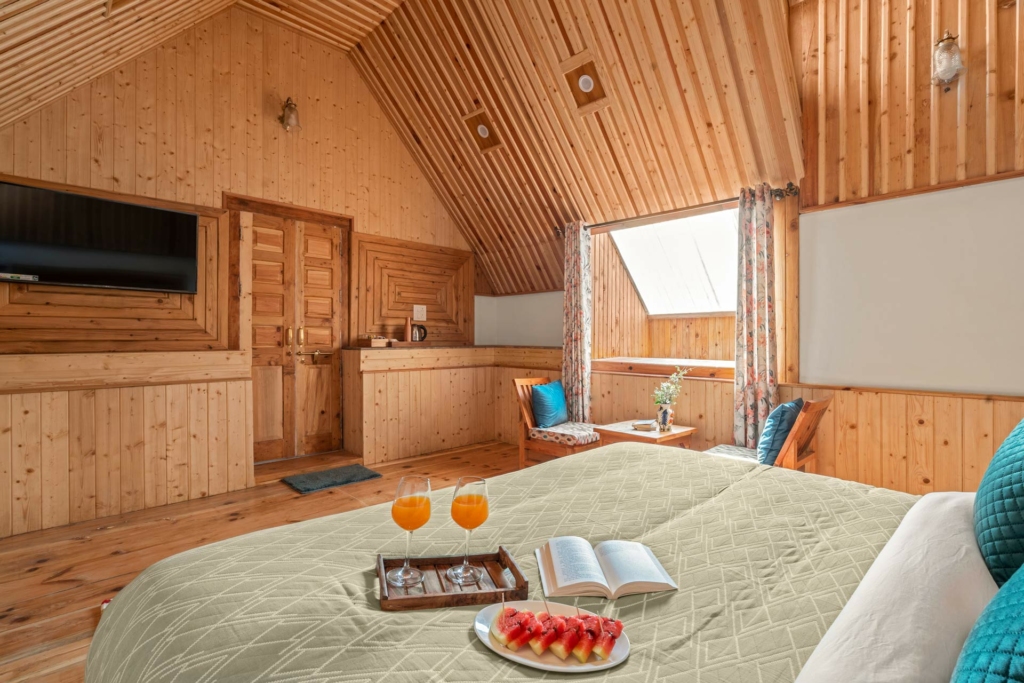 wooden cottages in shimla in december