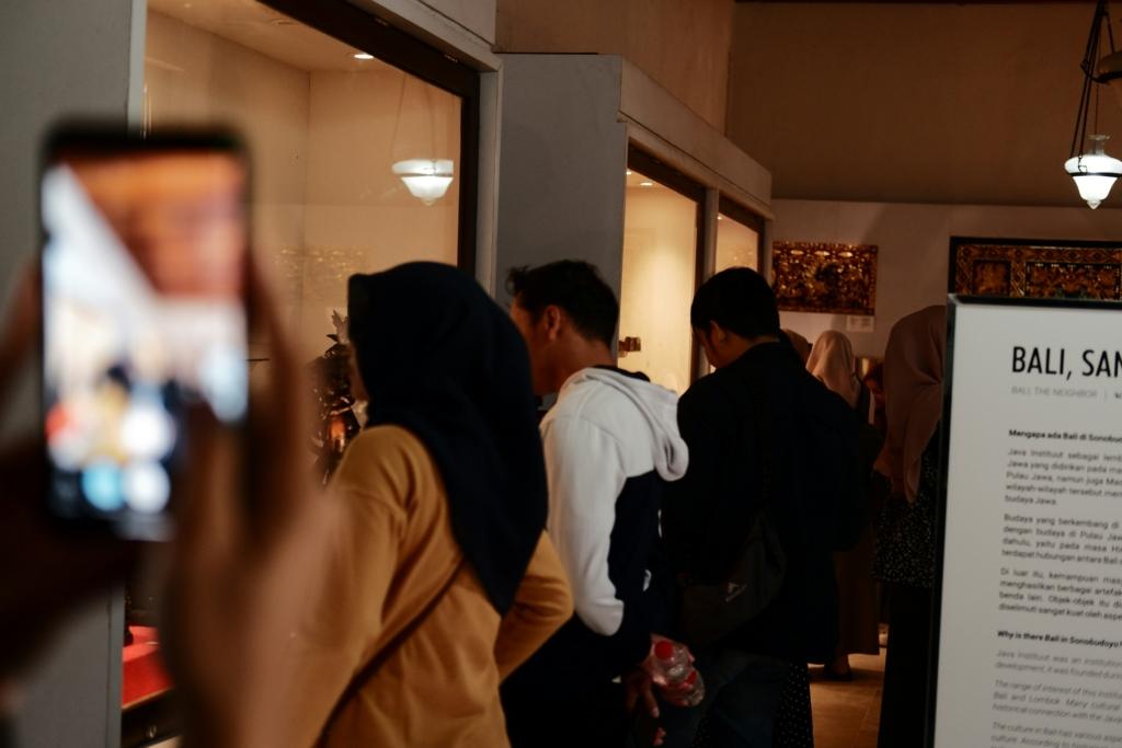 Image credit: Aldin Nasrun via unsplash
image of a busy crowded hotel lobby