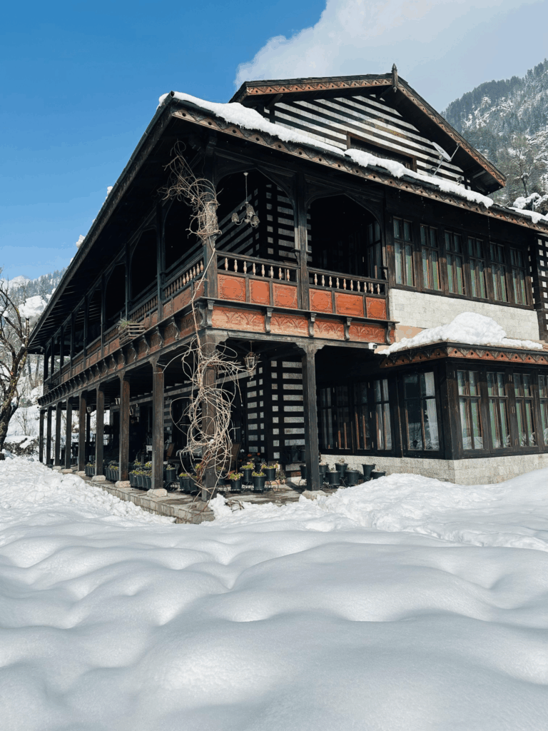 stays in manali with snow view