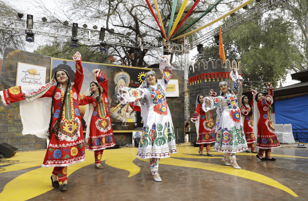folk dance at surajkund crafts mela