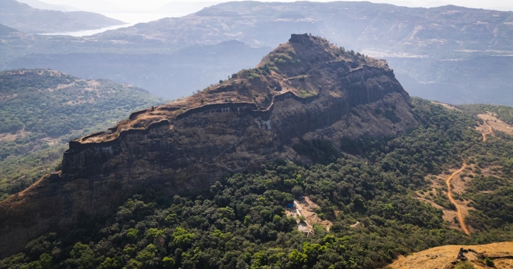 Tikona Fort, peth