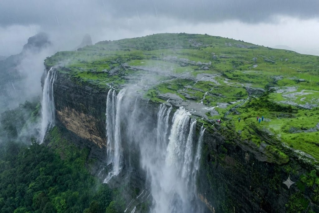reverse waterfalls in maharashtra anjaneri trek