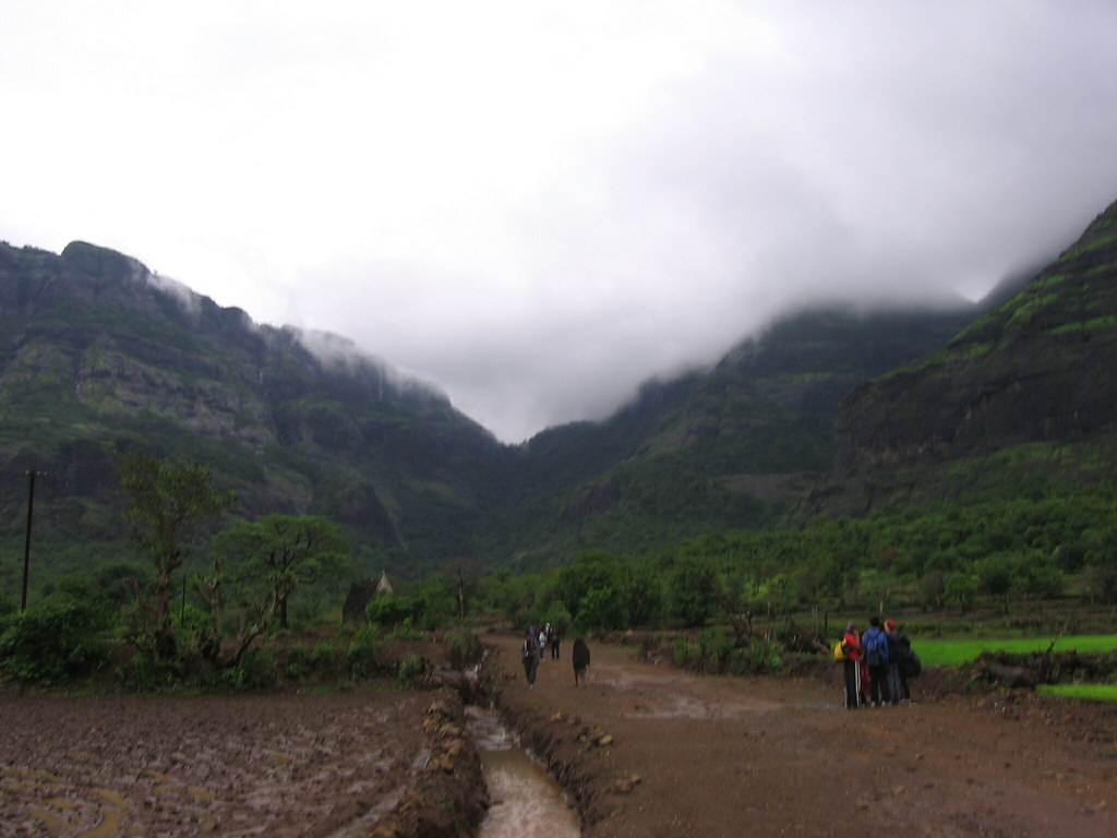 khireshwar villa trek. monsoon villages in maharashtra